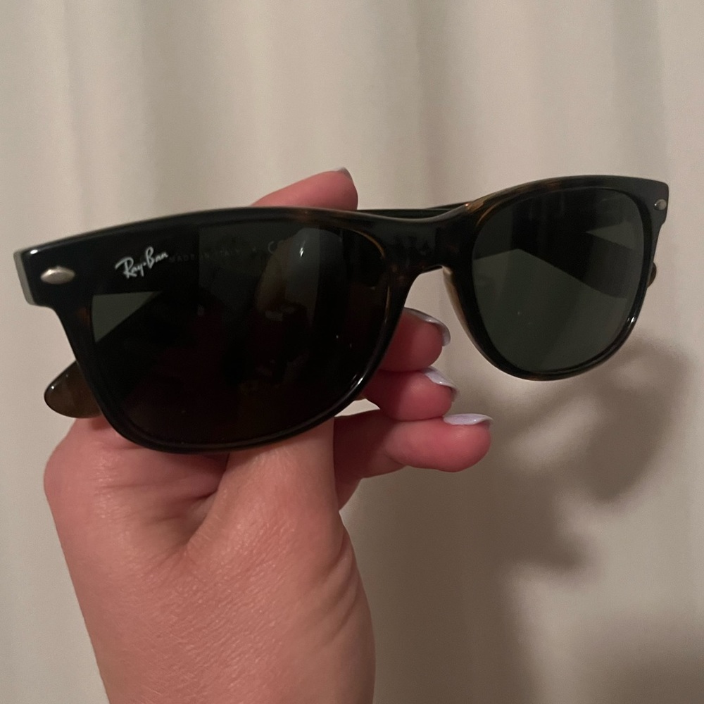 Like new ray bans (wayfarers) no scratches